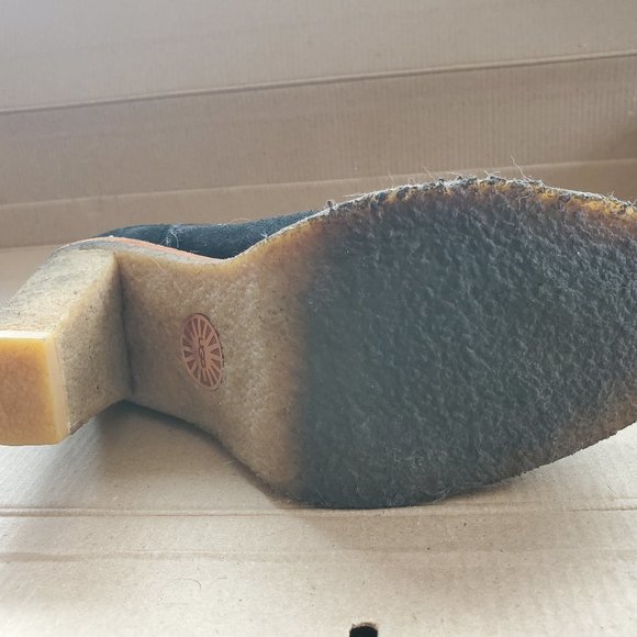 UGG black fur lined suede leather boots with heel, sz 7.5 - Picture 4 of 7